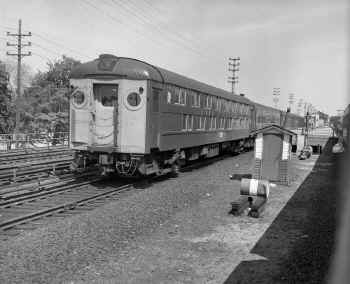 69. MU Train West Leaving Station-Valley Stream-View E - 06-02-62 (Faxon-Keller).jpg (129512 bytes)